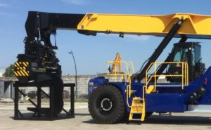 The multi tool Hyster ReachStacker handles varied loads port-side