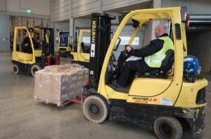 hyster-forklifts-overcome-challenges-at-automotive-logistics-operation_b