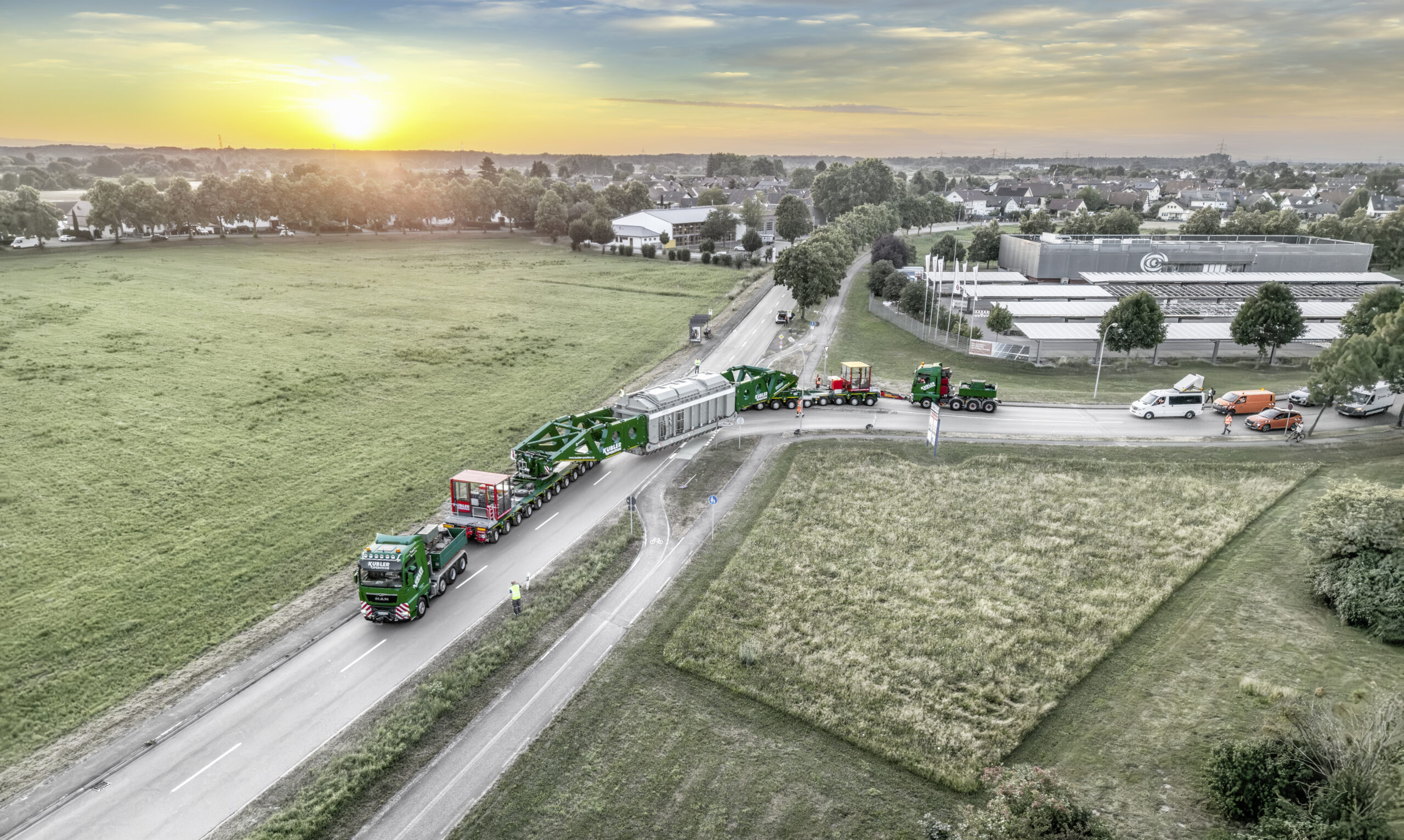 Całkowita długość około 80 metrów widok z lotu ptaka podkreśla wymiary transportu i precyzyjną koordynację wszystkich zaangażowanych elementów