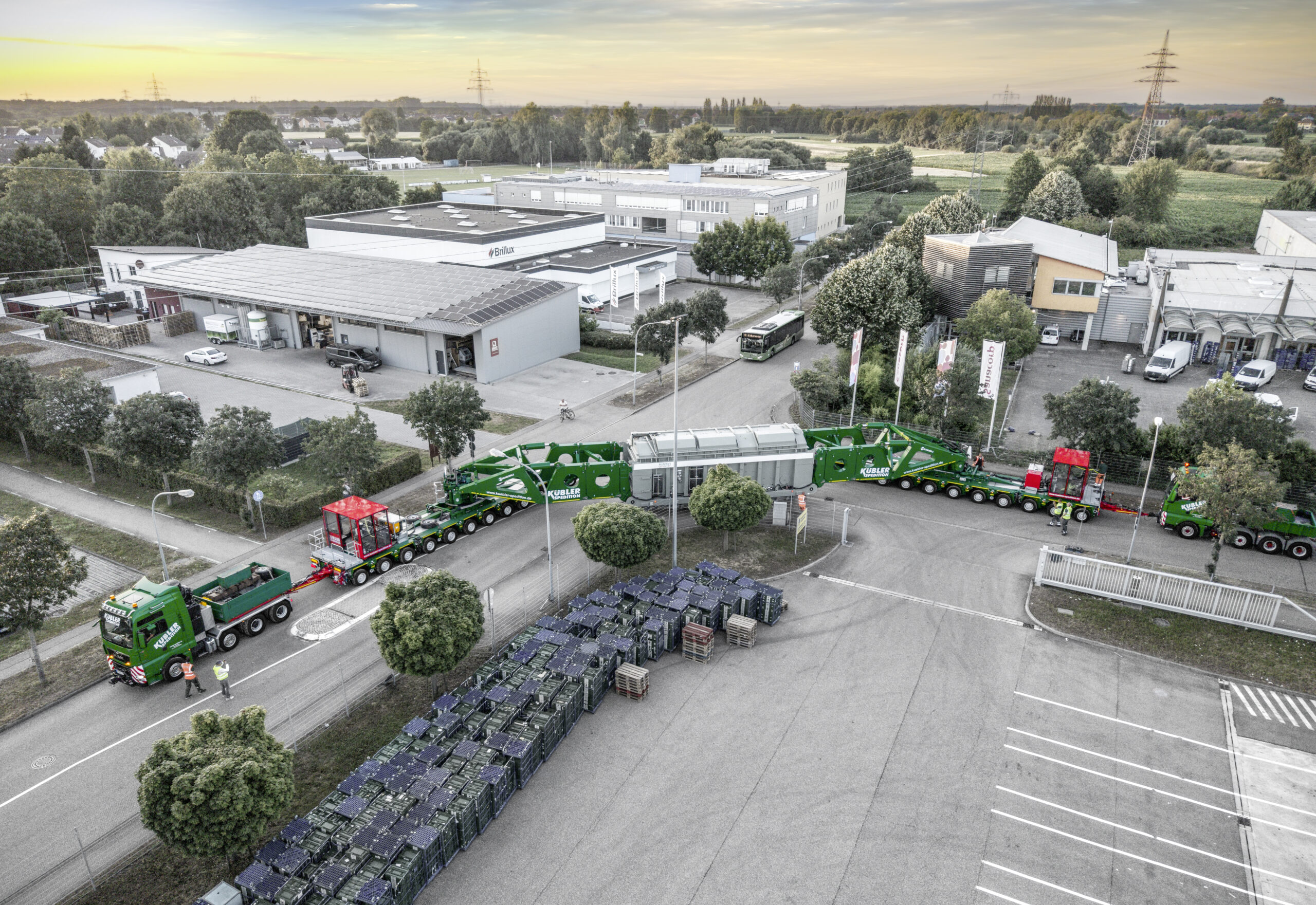Wieczorny transport transformatora przebiega zgodnie z planem. Po przejechaniu około dziesięciu kilometrów przez tereny miejskie transformator dociera do podstacji