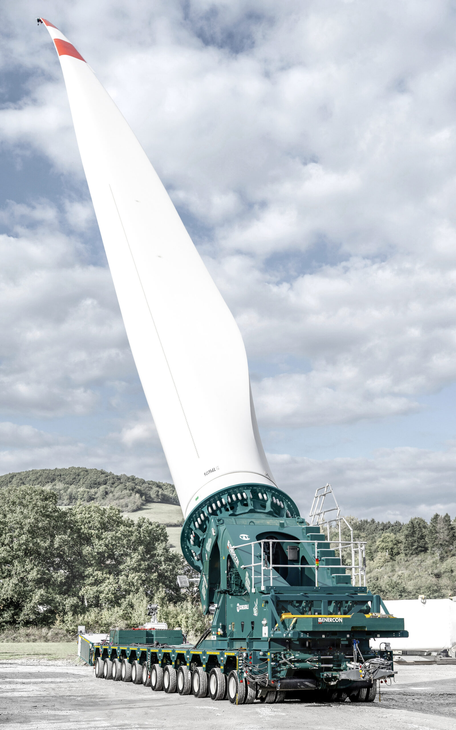 SCHEUERLE BladeLifter G4 umożliwia hydrauliczne podnoszenie i przechylanie łopat wirnika pod kątem do 60 stopni.