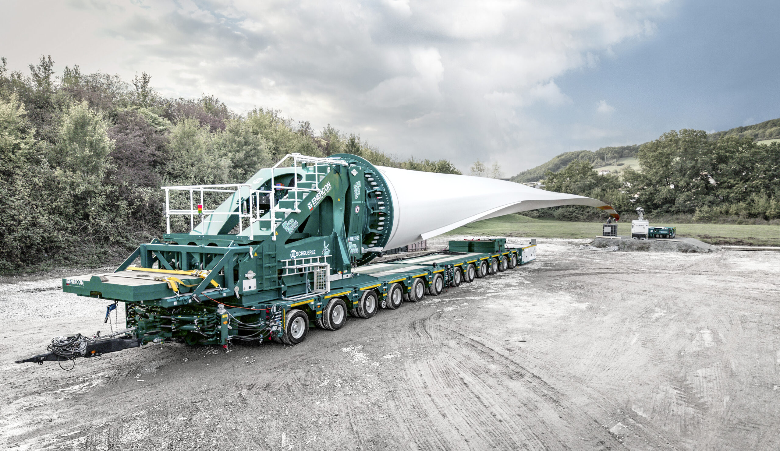 SCHEUERLE BladeLifter G4 w akcji dla ENERCON: Transport około 68-metrowych łopat wirnika wymagał pokonania wąskich dróg wiejskich i trudnego terenu.