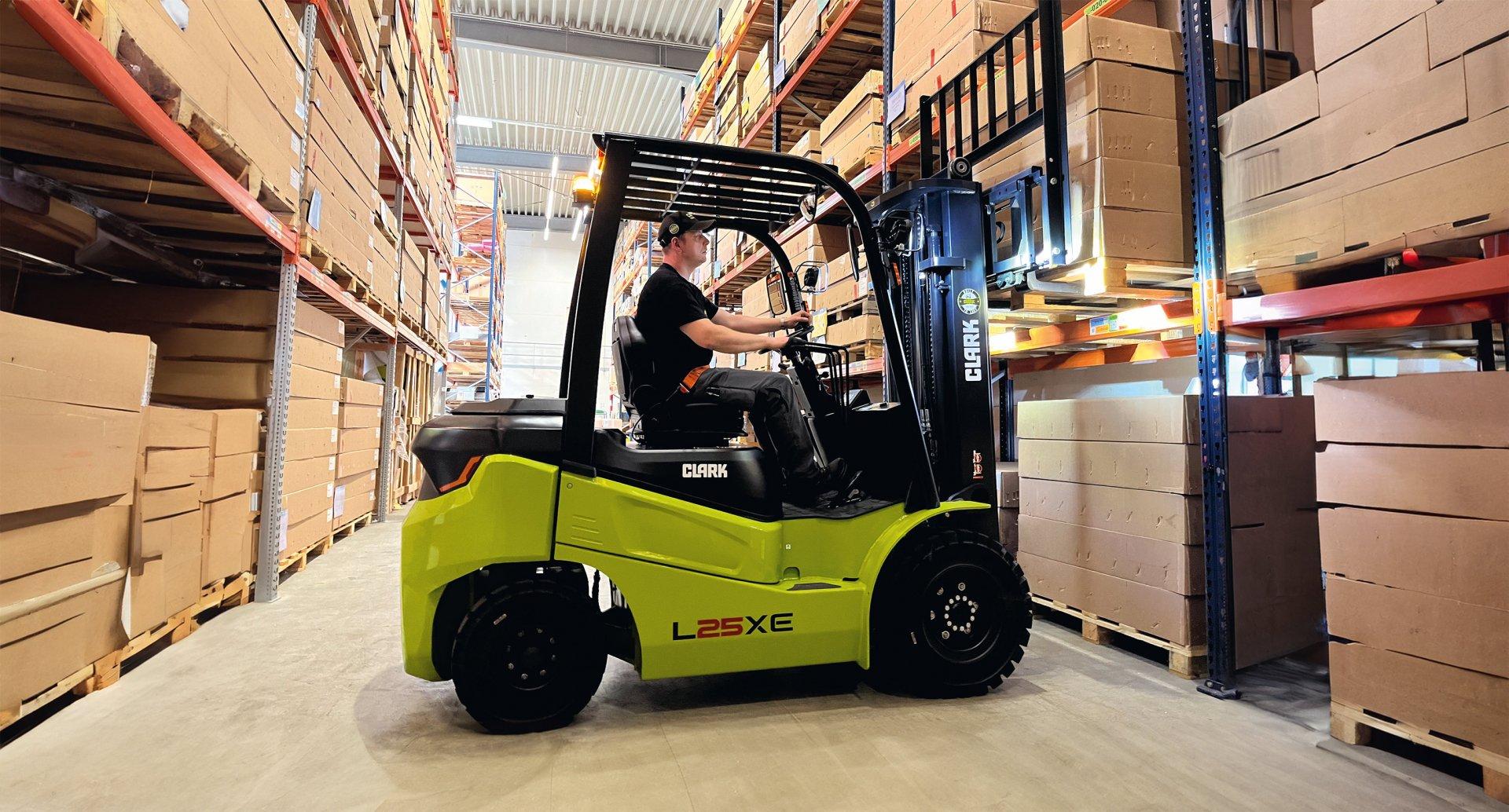 Elektryczny wózek widłowy Clark SE25