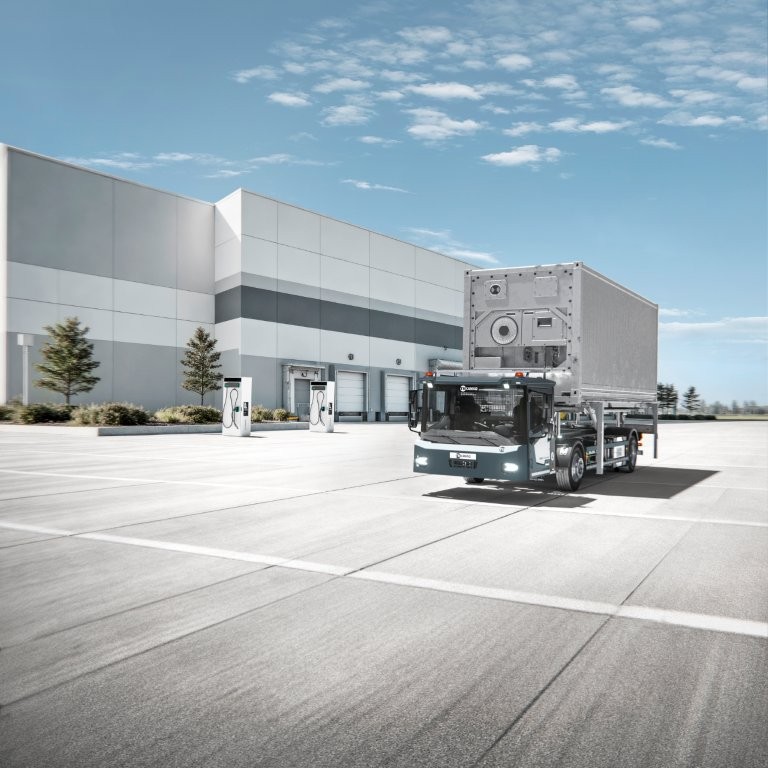 Wizualizacja maszyny KAMAG ePM 101 z nowo zaprojektowaną kabiną podczas pracy na placu logistycznym.