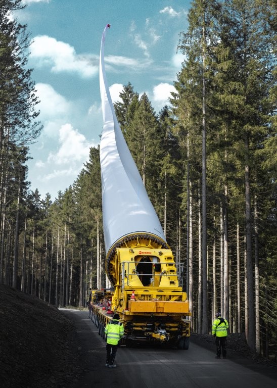 Podnosząc łopatę wirnika, można bezpiecznie ominąć przeszkody, takie jak drzewa lub elementy infrastruktury. Urządzenie SCHEUERLE BladeLifter umożliwia ustawienie łopat pod kątem do 60 stopni.