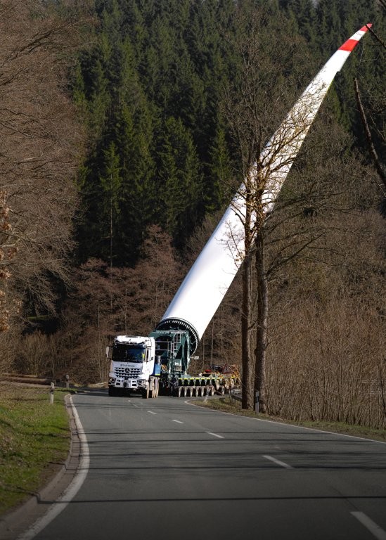 Możliwość dostosowania w trakcie trasy: kąt nachylenia łopaty zmienia się w zależności od odcinka trasy w zakresie od 21 do 46 stopni – technicznie możliwe jest nawet nachylenie do 60 stopni.