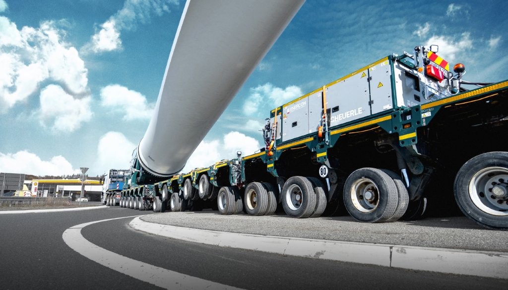 Zespół transportowy składający się z ciągnika siodłowego i urządzeń transportowych firmy SCHEUERLE – obejmujący 16 osi w pełni modułowych naczep platformowych oraz urządzenie BladeLifter – osiąga w konfiguracji holowanej całkowitą długość przekraczającą 100 metrów.