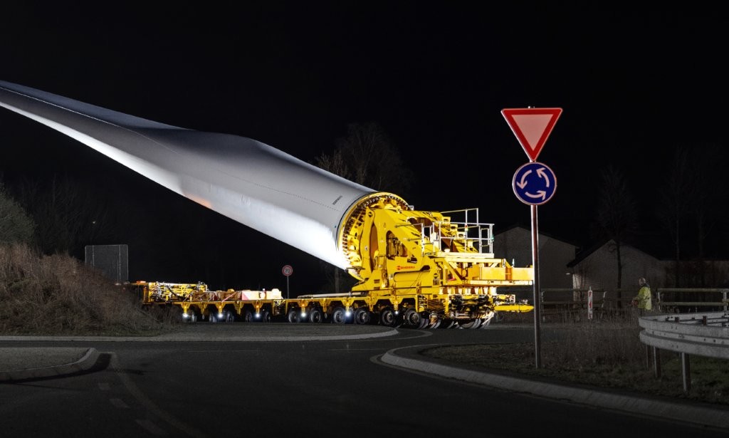 Precyzja co do milimetra: Przejazd pod mostami i przez wąskie odcinki wymaga ścisłej koordynacji działań wszystkich członków zespołu.