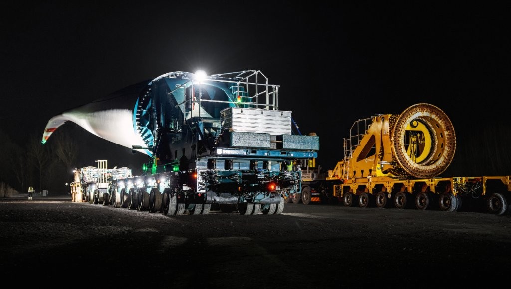 Trzy systemy SCHEUERLE BladeLifter w akcji: Łącznie 60 łopat wirnika jest transportowanych do farmy wiatrowej w Bad Berleburgu w kilku etapach.