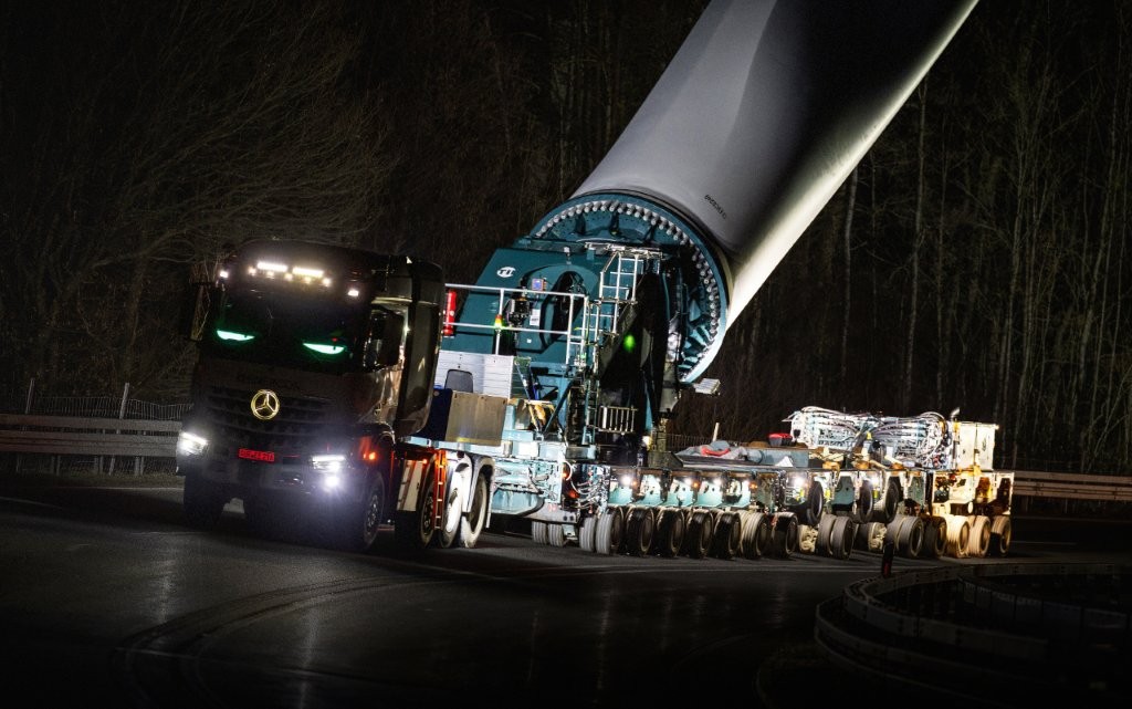 Przewozy odbywają się zarówno w ciągu dnia, jak i w nocy, co pozwala optymalnie radzić sobie ze złożonymi warunkami panującymi na trasie.